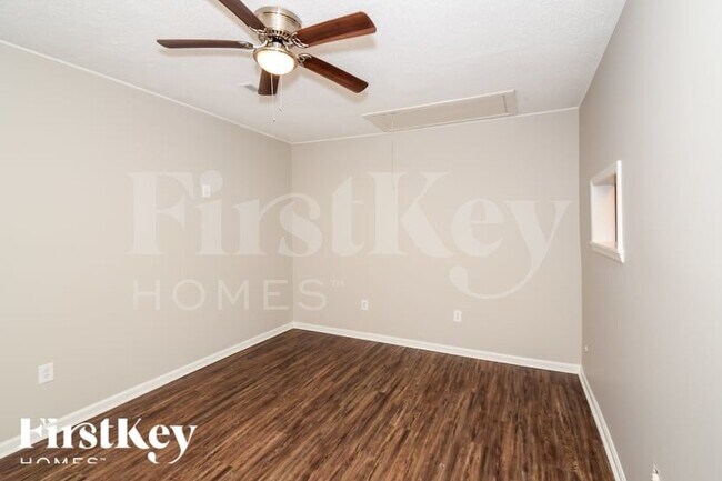 Building Photo - 122 Carriage Dr