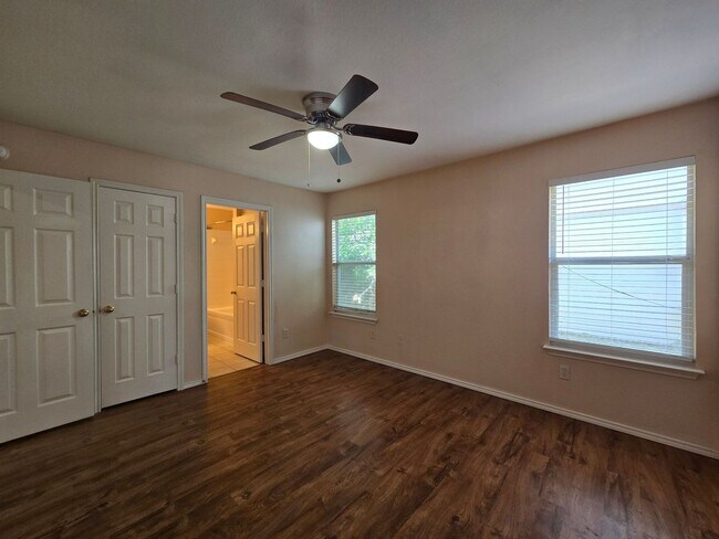 Building Photo - AVAILABLE NOW!