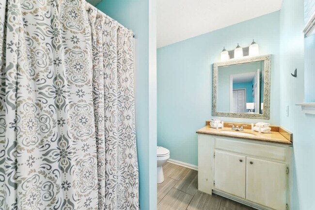 Building Photo - 17212 Front Beach Rd