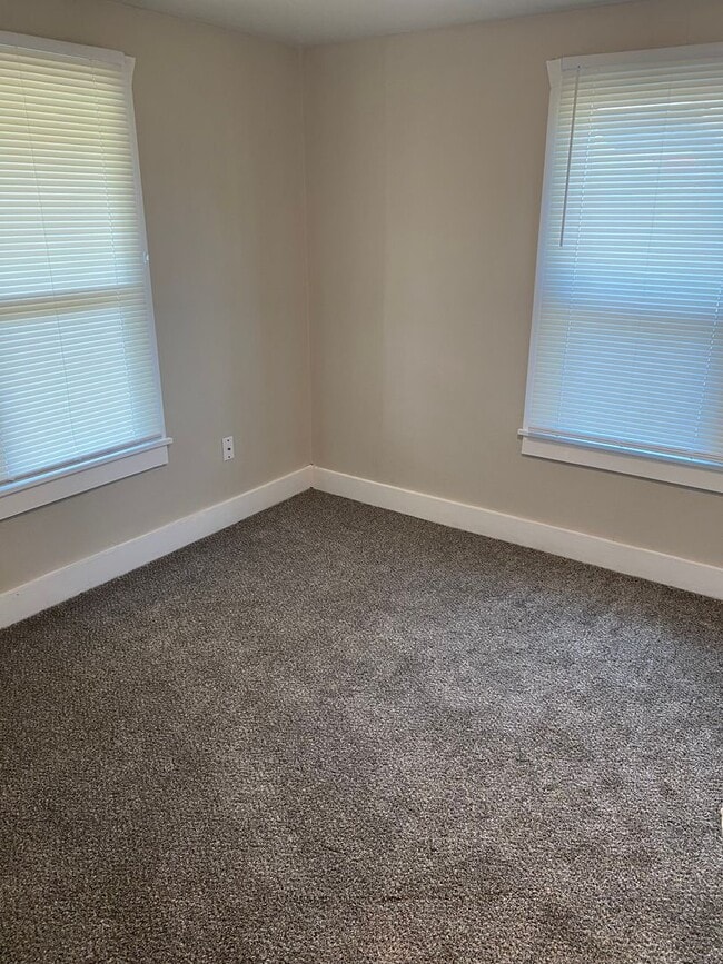 Building Photo - Gem Located In Central Selah; Spacious 2-Bedroom Retreat with Private Yard & Lots Of Storage!