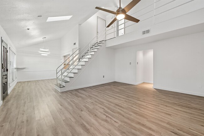 Building Photo - 13925 Hollowgreen Dr