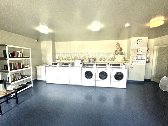 Building Photo - BEAUTIFUL TOP FLOOR  1 BED 1 BATH CONDO W/...