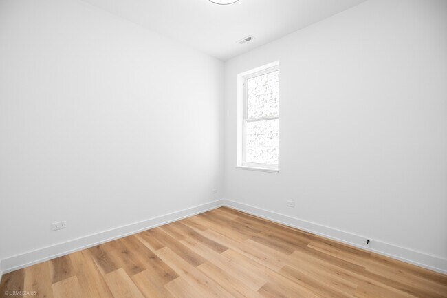 Building Photo - 2113 N Kenmore Ave