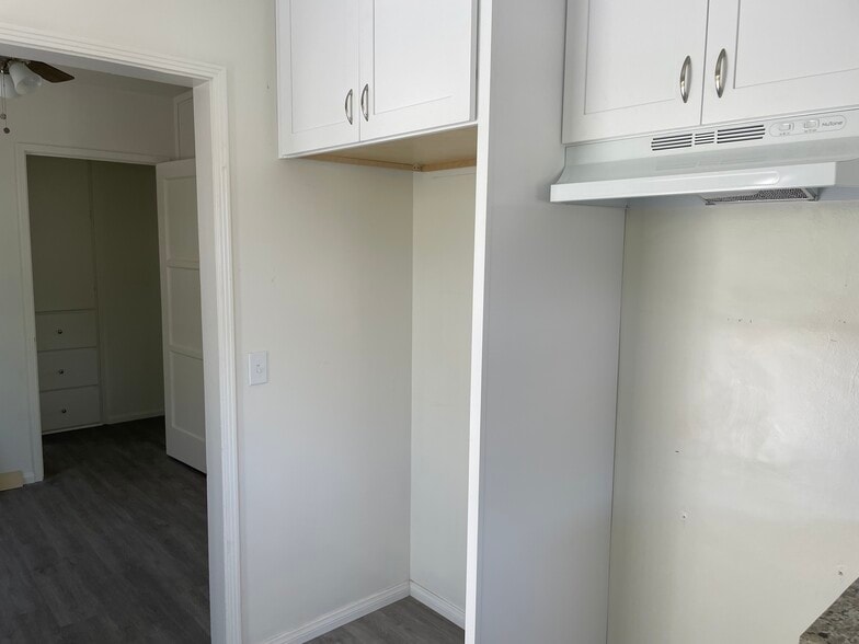 kitchen - 10016 Pinewood Ave