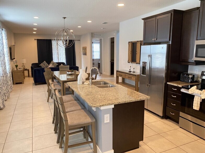 Building Photo - 350 Lasso Dr