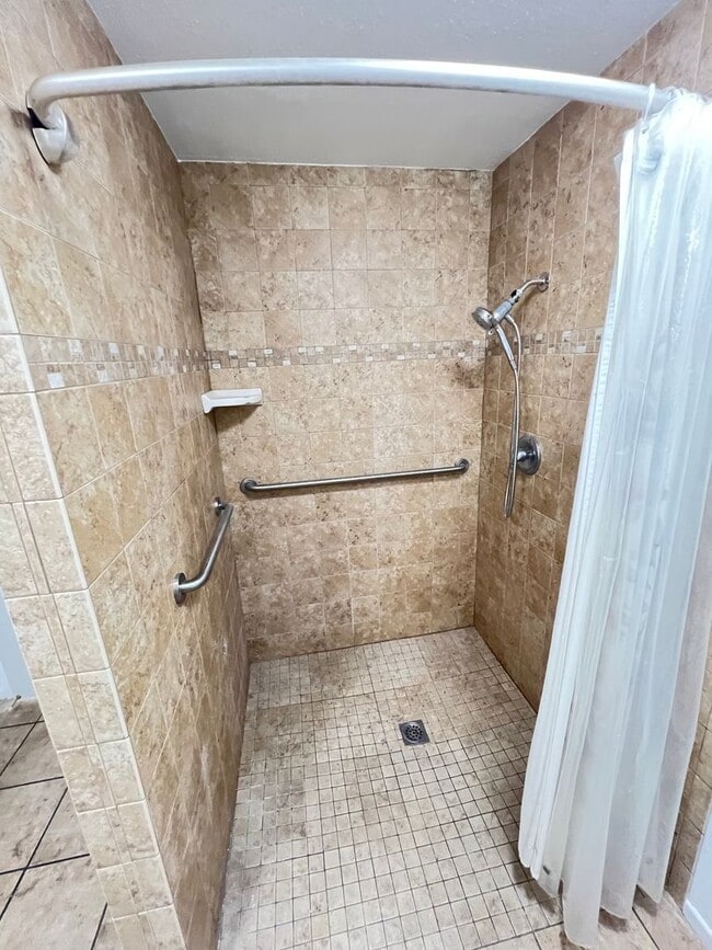 Building Photo - Adorable and Recently Upgraded 4 Bedroom P...