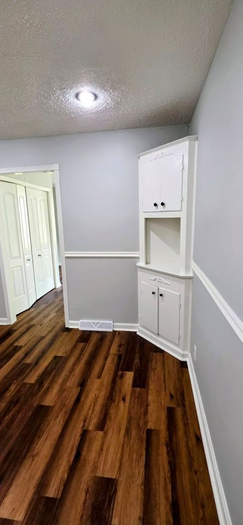 Building Photo - Large Family Home - Move In Ready!