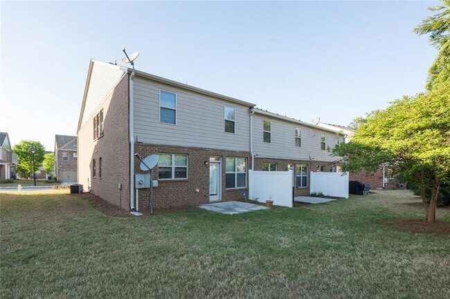 Building Photo - 2341 Attewood Dr