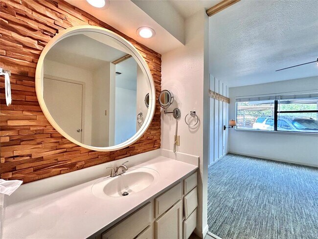 Building Photo - 8888 Tallwood Dr
