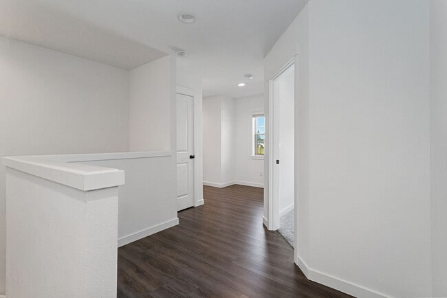 Building Photo - 2022 - Plenty of upgrades !  Access to Pool + Amenities. AC on Main, Walking trails, Nice End uni...