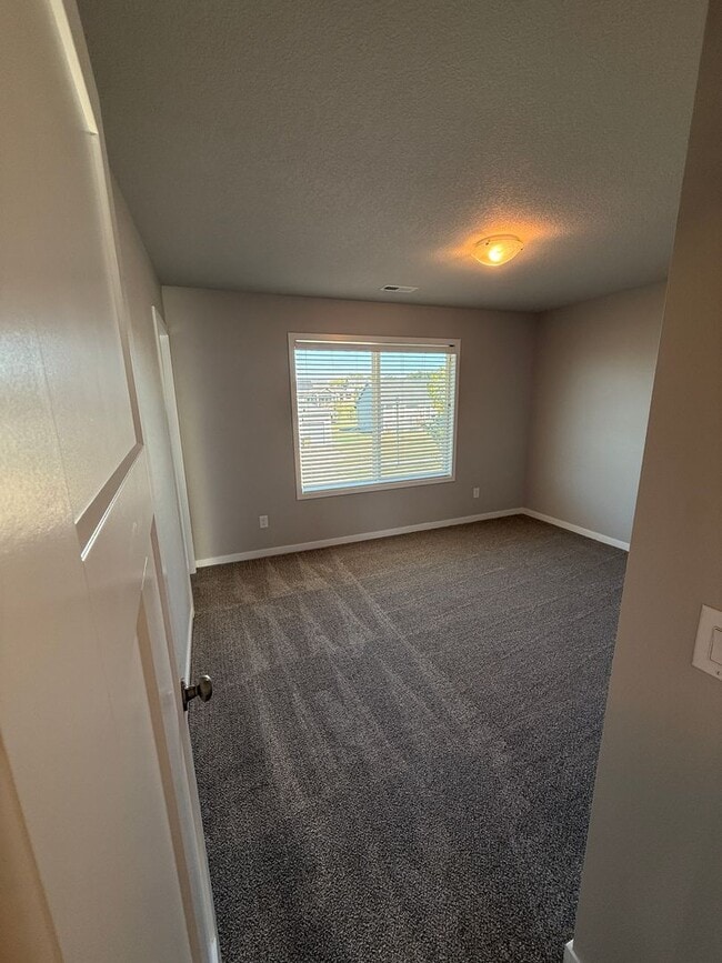 Building Photo - Beautiful 3 Bedroom Single Family Home in ...