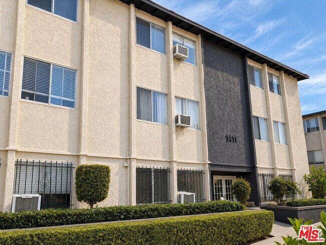 Building Photo - 1337 S Hoover St