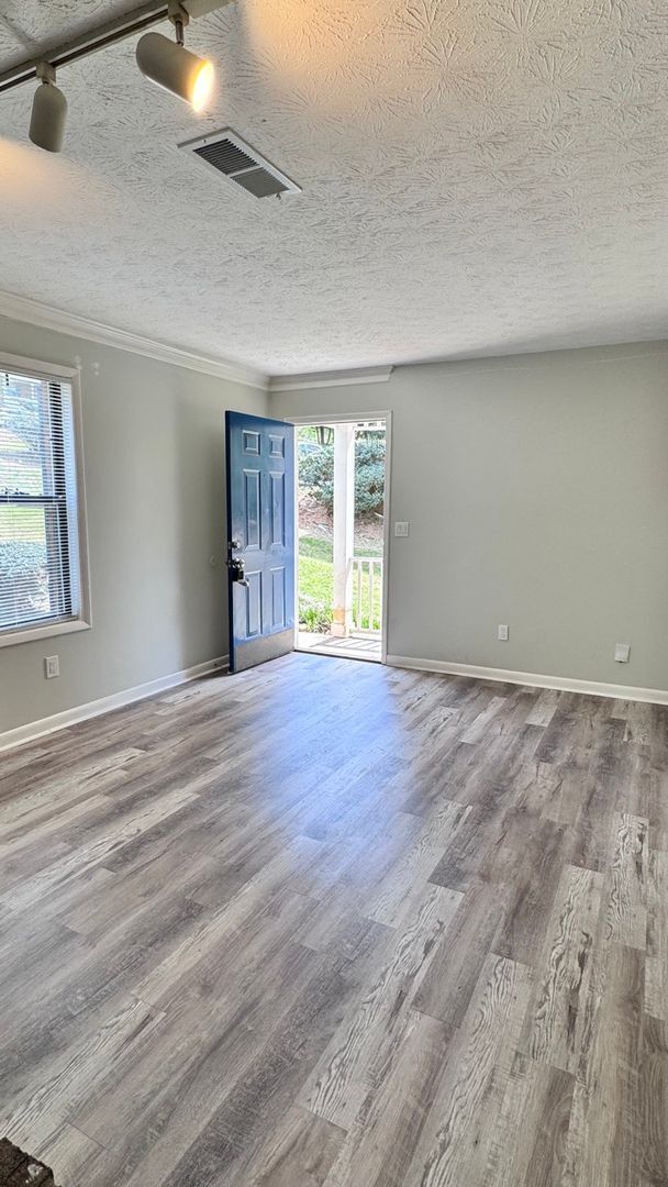 Building Photo - 2BR/1.5BA End Unit Townhome Near Downtown Snellville!