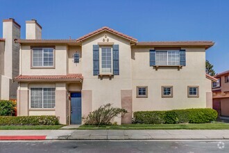 Building Photo - Introducing a Spacious 4 Bed 2.5 Bath Town...