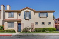 Building Photo - Introducing a Spacious 4 Bed 2.5 Bath Town...