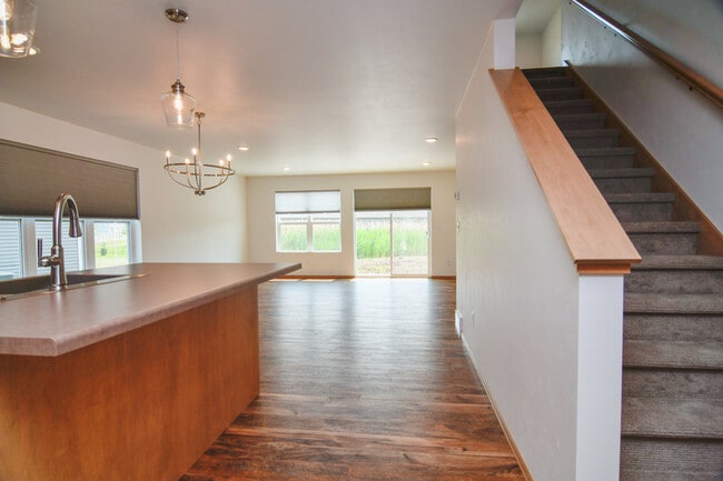 Building Photo - 2220 Blue Stem Ln