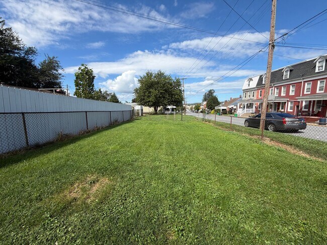 Building Photo - 645 E Boundary Ave