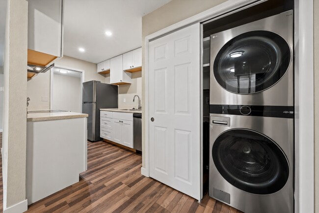 Building Photo - Bright & Inviting 2 Bedroom Condo in Denver