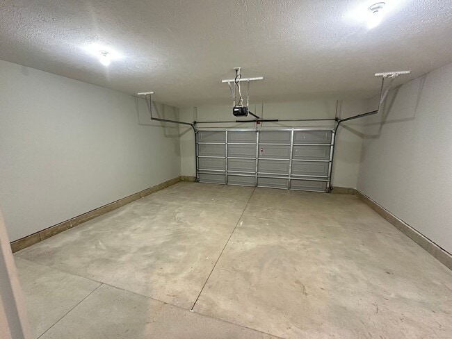 Building Photo - Newer Build - Four Bedroom Duplex in Caledonia!