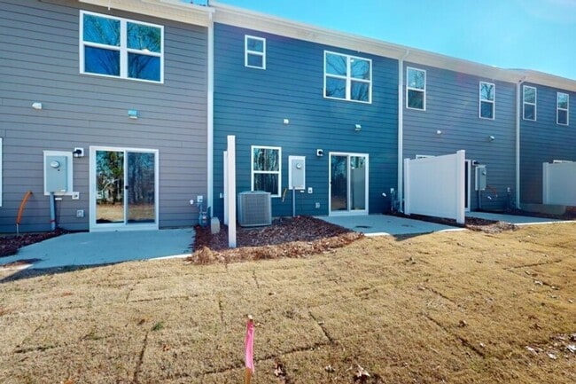 Building Photo - Charming 3BR Townhome in Monroe