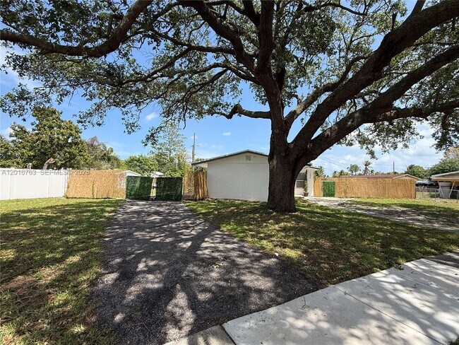 Building Photo - 1606 NW 12th Ave