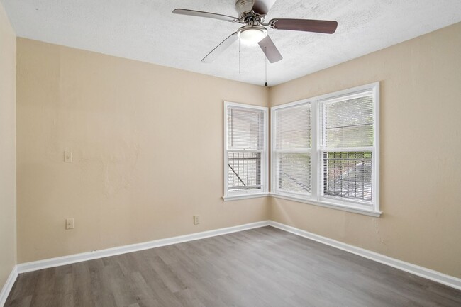 Building Photo - Close to Local Amenities and Downtown