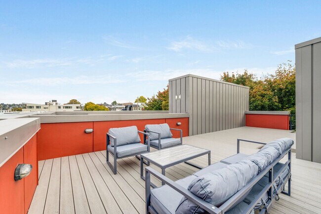 Building Photo - 2319 Franklin Ave E