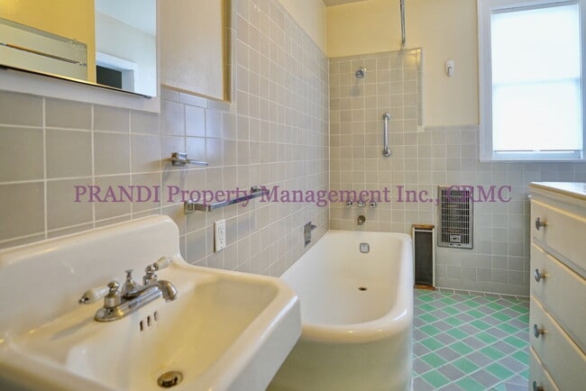 Building Photo - Upstairs 1 Bed, 1 Bath Unit with Bright an...