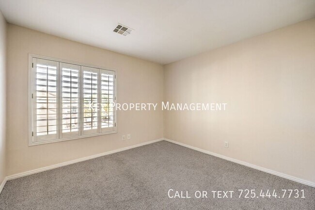 Building Photo - Beautiful 4 bedroom, 2.5 bathroom two-stor...