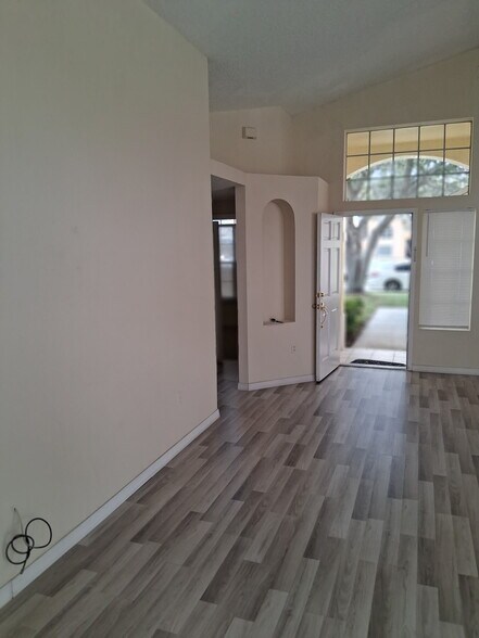 Building Photo - 2563 Davenport Cir