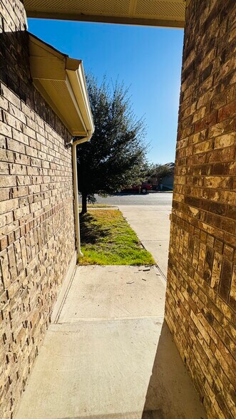 Building Photo - 112 Hendelson Ln