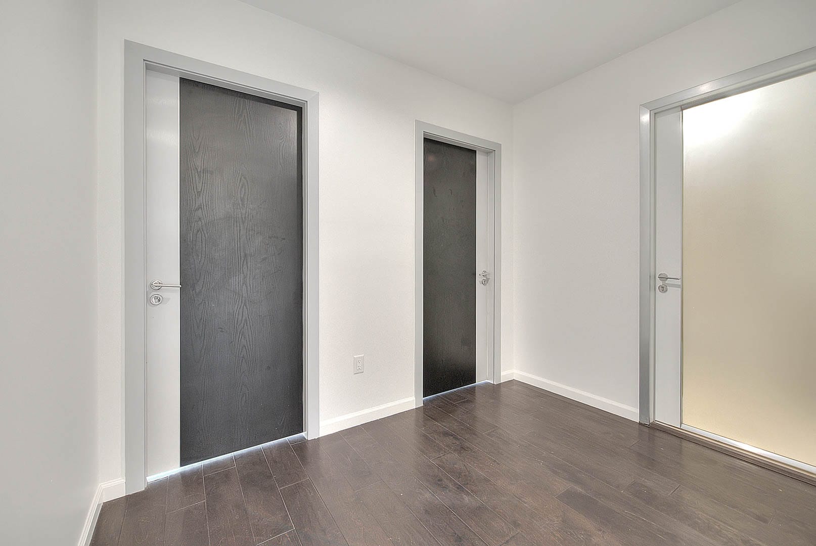 Building Photo - 1952 N Beachwood Dr