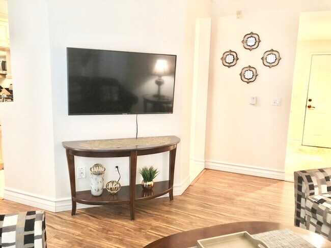 Building Photo - Meridian Luxury Condo. 1 Bd 1 Ba, Utilitie...