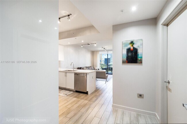 Building Photo - 999 SW 1st Ave