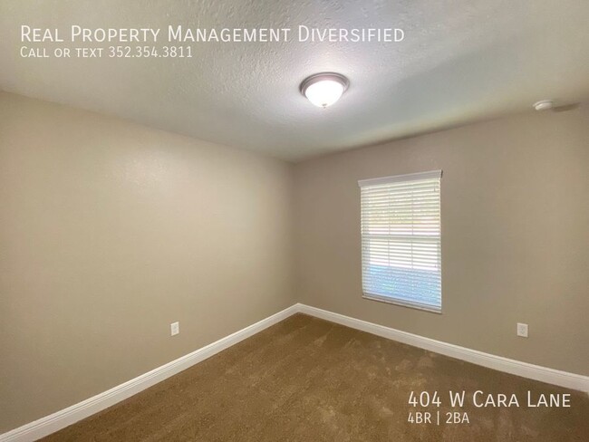 Building Photo - 404 W Cara Ln
