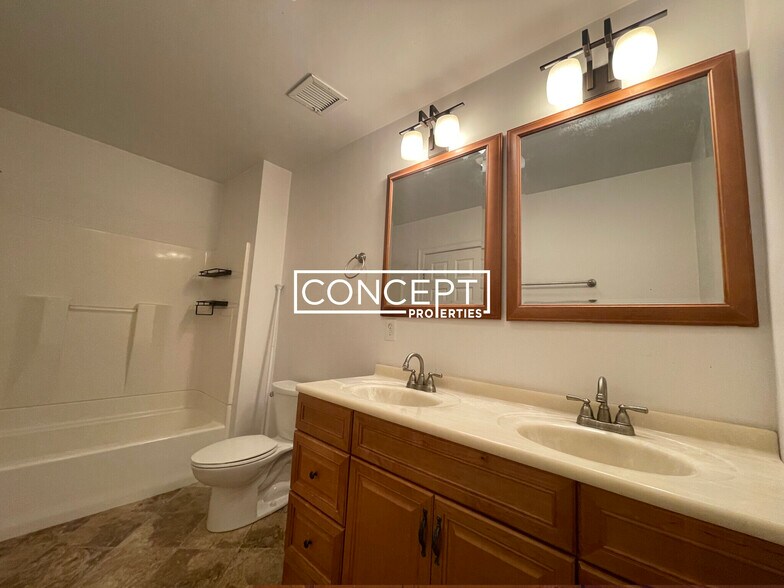 Building Photo - 53 Circuit St