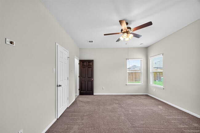 Building Photo - 1218 Hills Dr
