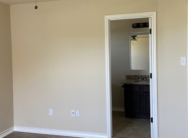 Building Photo - "Spacious 3-Bed Condo with Granite Countertops & 2.5 Baths in Prime San Antonio Location!"