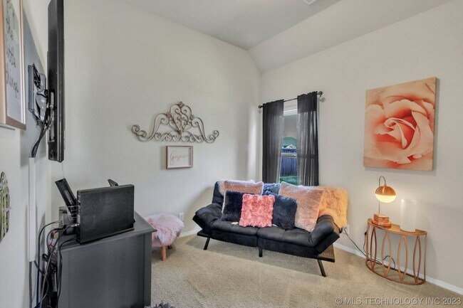 Building Photo - Beautiful 4 Bed 2 Bath Home with 2 car gar...