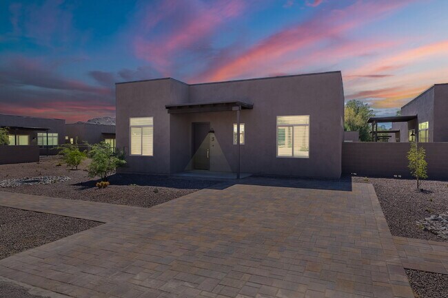 Building Photo - Downtown Cave Creek Patio Homes!