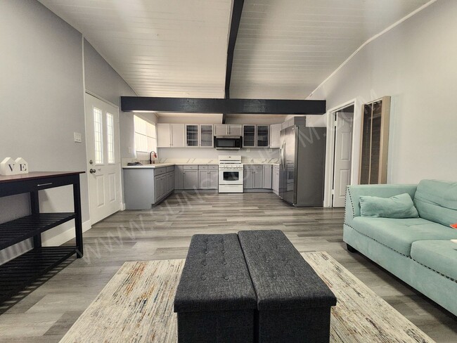 Building Photo - 2 Bedroom, 1 bathroom