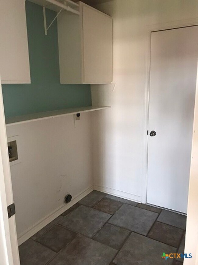 Building Photo - 419 Tomahawk Dr