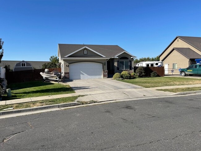 Building Photo - Spacious 5-Bedroom Haven with 3 Full Baths...