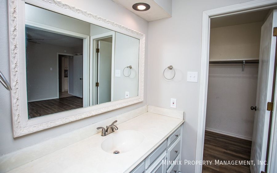 Building Photo - 3401 Essex Ave