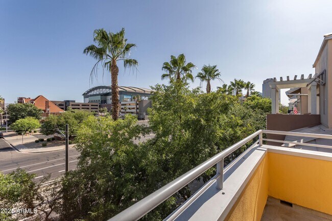 Building Photo - 706 E Washington St