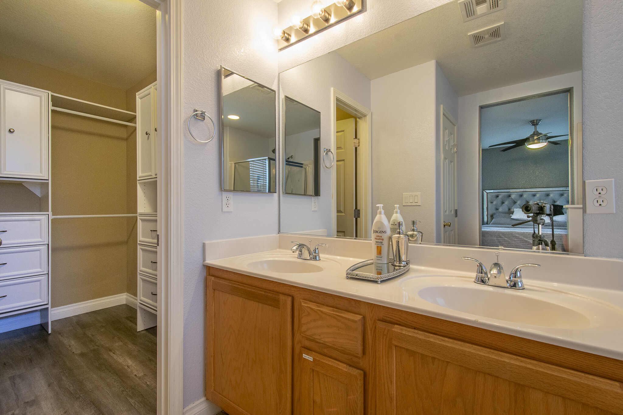 Master Bathroom & Walk In Closet - 3046 Majella Ave