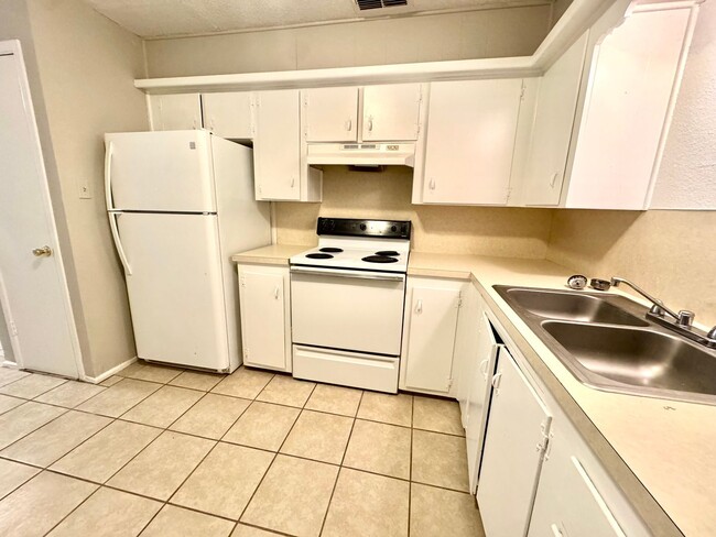 Building Photo - Unbelievable location! Available Today!