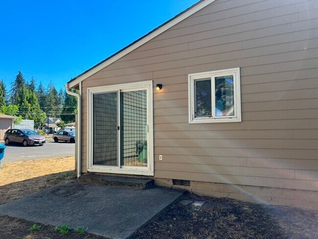 Building Photo - 1274 E Santiam St