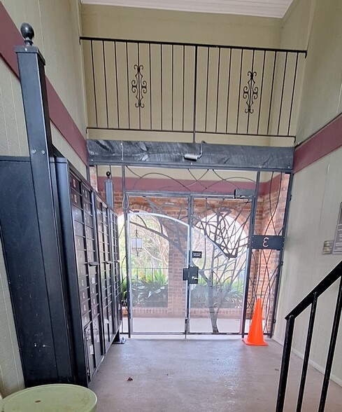 Building Photo - 807 W Trinity Ave