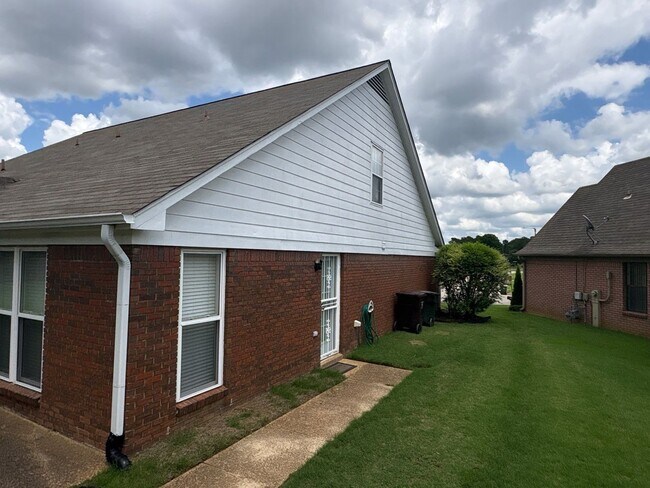 Building Photo - Beautiful 3 Bedroom 2 full bathroom home in Collierville